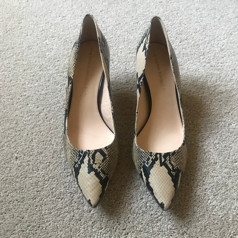 Faux Snakeskin Banana Republic 2.5” Pump: Size 10M